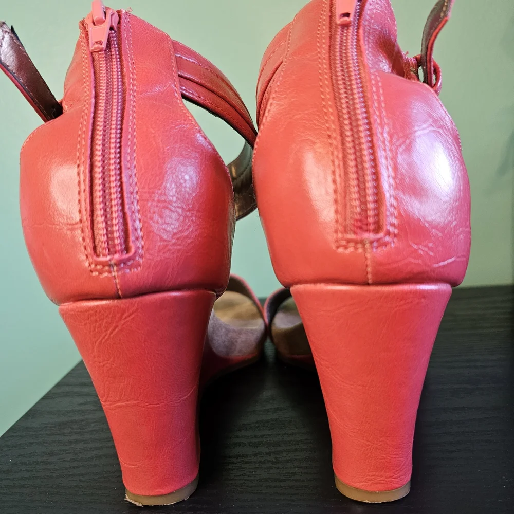 Toetos Pink Faux Leather Wedge Sandals Women's Size 8M